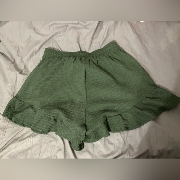 Lush Green Flowy Shorts with Pockets - Picture 2 of 2